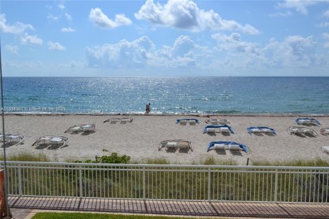 Condominio en alquiler en Fort Lauderdale, Florida, 3 dormitorios, 193.24 m2 № 1807758 - foto 1