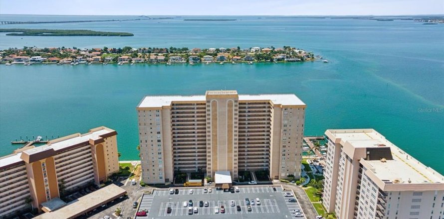 Condominio en Saint Petersburg, Florida, 2 dormitorios  № 1535041