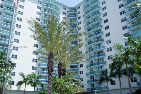 Condominio en venta en Hollywood, Florida, 2 dormitorios, 109.25 m2 № 1825997 - foto 2