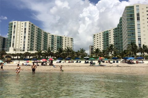 Condominio en venta en Hollywood, Florida, 2 dormitorios, 109.25 m2 № 1825997 - foto 25