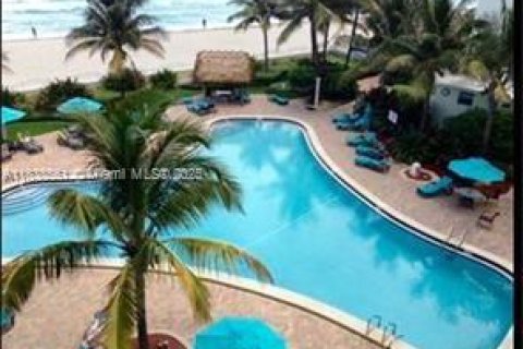 Condominio en venta en Hollywood, Florida, 2 dormitorios, 109.25 m2 № 1825997 - foto 1