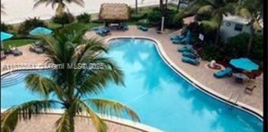 Condominio en Hollywood, Florida, 2 dormitorios № 1825997