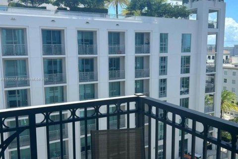 Condo in Coral Gables, Florida, 1 bedroom  № 1943843 - photo 1