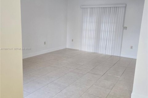 Купить коммерческую недвижимость в Майами, Флорида 191.56м2, № 2059479 - фото 2