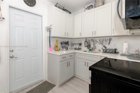 Купить виллу или дом в Майами-Гарденс, Флорида 3 спальни, 80.27м2, № 1972522 - фото 11