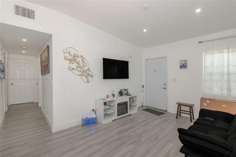 Купить виллу или дом в Майами-Гарденс, Флорида 3 спальни, 80.27м2, № 1972522 - фото 8