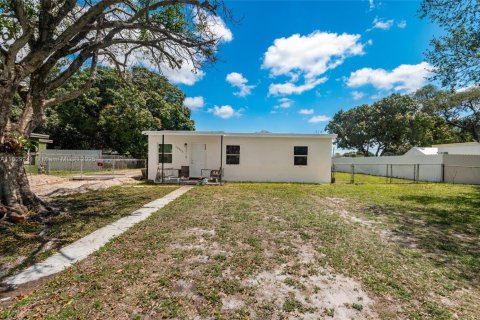 Купить виллу или дом в Майами-Гарденс, Флорида 3 спальни, 80.27м2, № 1972522 - фото 1