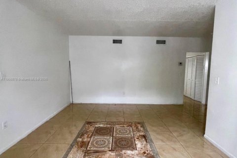 Apartamento en alquiler en Miami Beach, Florida, 1 dormitorio, 72 m2 № 1965419 - foto 2