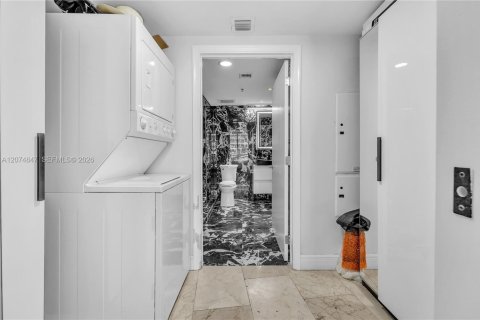 Condo in Miami, Florida, 1 bedroom  № 2313862 - photo 17