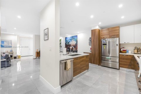 Condo in Coral Gables, Florida, 2 bedrooms  № 1704845 - photo 18