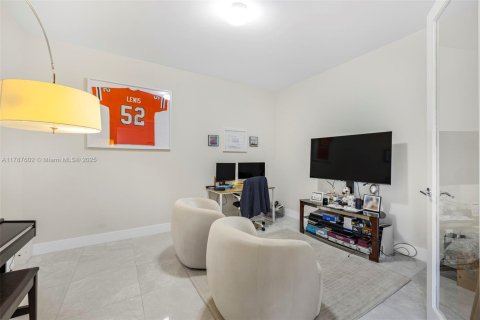Condo in Coral Gables, Florida, 2 bedrooms  № 1704845 - photo 28