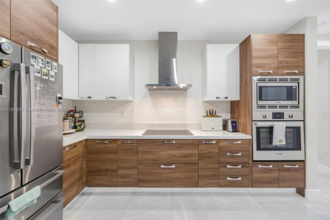 Condo in Coral Gables, Florida, 2 bedrooms  № 1704845 - photo 15