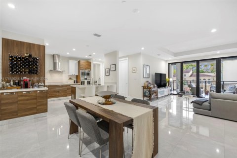 Condo in Coral Gables, Florida, 2 bedrooms  № 1704845 - photo 1