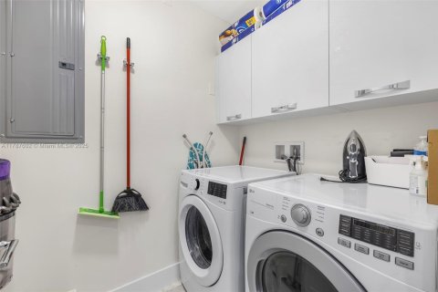 Condo in Coral Gables, Florida, 2 bedrooms  № 1704845 - photo 29