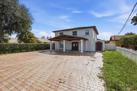 House in Tampa, Florida 4 bedrooms, 260.13 sq.m. № 2126181 - photo 2