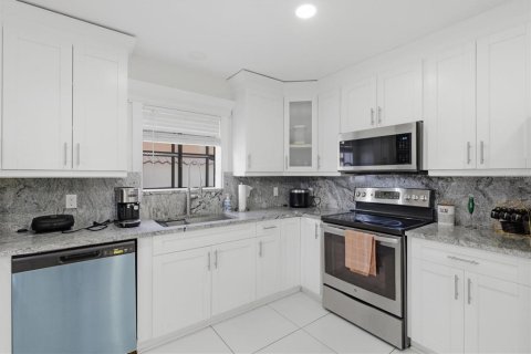 House in Tampa, Florida 4 bedrooms, 260.13 sq.m. № 2126181 - photo 14