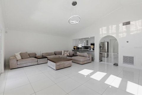 House in Tampa, Florida 4 bedrooms, 260.13 sq.m. № 2126181 - photo 18