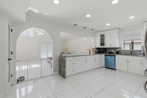 House in Tampa, Florida 4 bedrooms, 260.13 sq.m. № 2126181 - photo 12