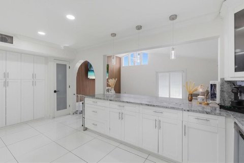 House in Tampa, Florida 4 bedrooms, 260.13 sq.m. № 2126181 - photo 15