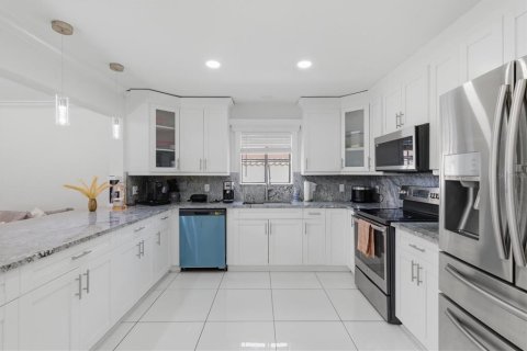 House in Tampa, Florida 4 bedrooms, 260.13 sq.m. № 2126181 - photo 13