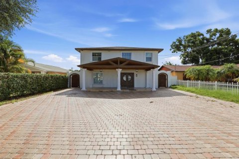 House in Tampa, Florida 4 bedrooms, 260.13 sq.m. № 2126181 - photo 4