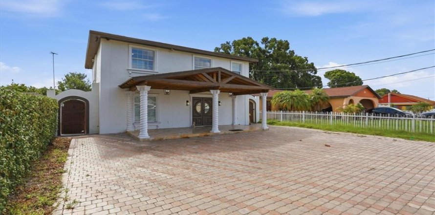 House in Tampa, Florida 4 bedrooms, 260.13 sq.m. № 2126181