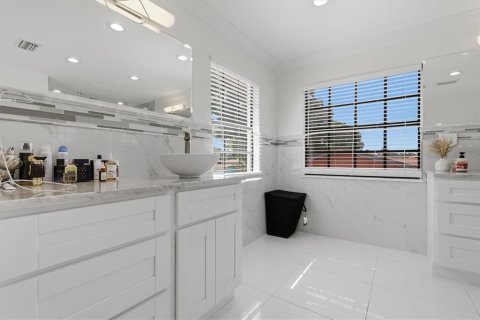 House in Tampa, Florida 4 bedrooms, 260.13 sq.m. № 2126181 - photo 30