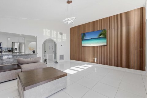 House in Tampa, Florida 4 bedrooms, 260.13 sq.m. № 2126181 - photo 17