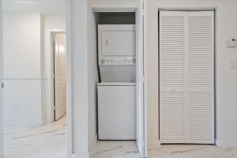 Снять в аренду виллу или дом в Майами, Флорида 2 спальни, 61.78м2, № 2034559 - фото 6