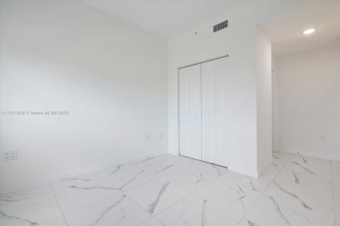 Снять в аренду виллу или дом в Майами, Флорида 2 спальни, 61.78м2, № 2034559 - фото 9