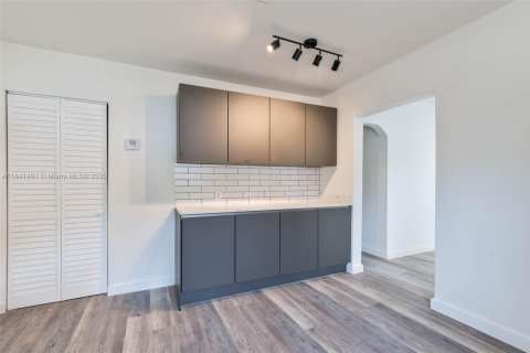 Apartamento en alquiler en Miami, Florida, 3 dormitorios, 125.42 m2 № 1832493 - foto 5