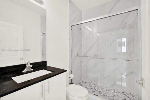 Adosado en alquiler en Miami, Florida, 5 dormitorios № 2059811 - foto 18