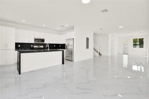 Adosado en alquiler en Miami, Florida, 5 dormitorios № 2059811 - foto 12