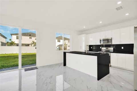 Adosado en alquiler en Miami, Florida, 5 dormitorios № 2059811 - foto 10