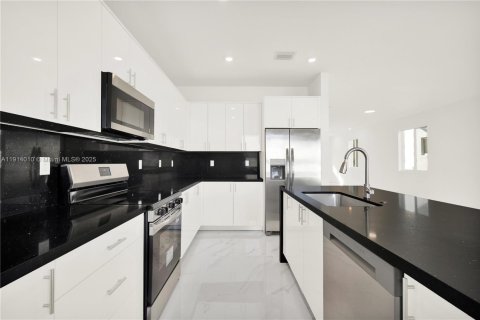 Adosado en alquiler en Miami, Florida, 5 dormitorios № 2059811 - foto 15