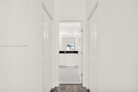 Adosado en alquiler en Miami, Florida, 5 dormitorios № 2059811 - foto 24