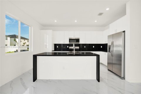 Adosado en alquiler en Miami, Florida, 5 dormitorios № 2059811 - foto 13