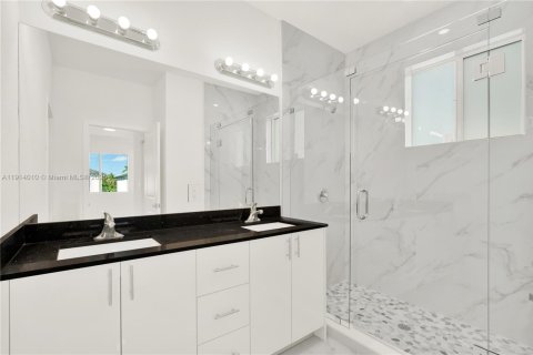 Adosado en alquiler en Miami, Florida, 5 dormitorios № 2059811 - foto 25