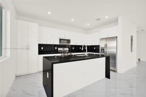 Adosado en alquiler en Miami, Florida, 5 dormitorios № 2059811 - foto 14