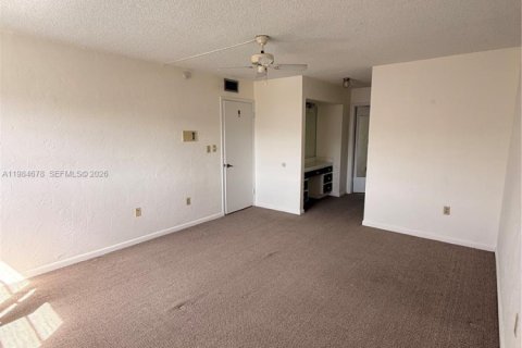 Condo in North Miami Beach, Florida, 2 bedrooms № 2090490 - photo 17