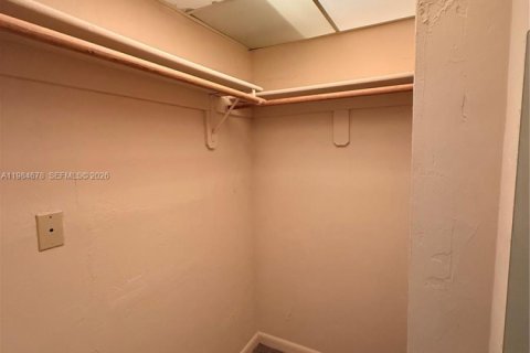 Condo in North Miami Beach, Florida, 2 bedrooms № 2090490 - photo 13