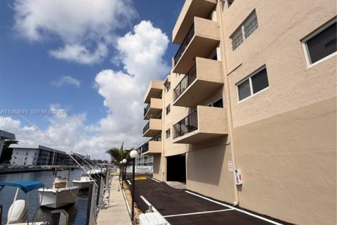 Condo in North Miami Beach, Florida, 2 bedrooms № 2090490 - photo 30