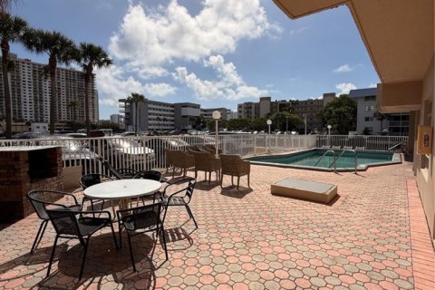 Condo in North Miami Beach, Florida, 2 bedrooms № 2090490 - photo 28