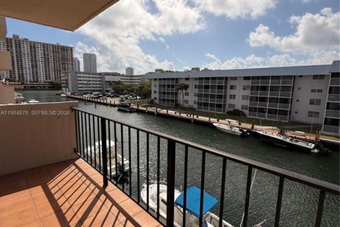 Condo in North Miami Beach, Florida, 2 bedrooms № 2090490 - photo 3