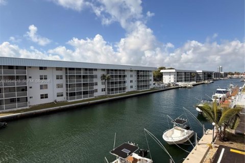 Condo in North Miami Beach, Florida, 2 bedrooms № 2090490 - photo 29