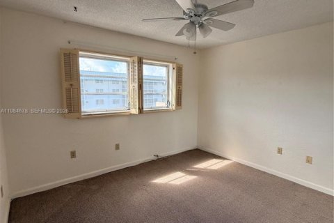 Condo in North Miami Beach, Florida, 2 bedrooms № 2090490 - photo 11
