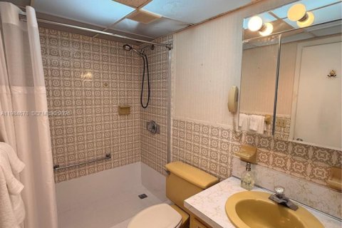 Condo in North Miami Beach, Florida, 2 bedrooms № 2090490 - photo 15