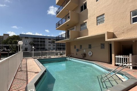 Condo in North Miami Beach, Florida, 2 bedrooms № 2090490 - photo 24