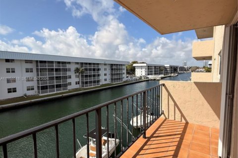 Condo in North Miami Beach, Florida, 2 bedrooms № 2090490 - photo 10