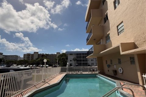 Condo in North Miami Beach, Florida, 2 bedrooms № 2090490 - photo 25